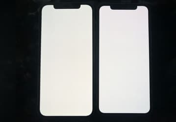 Владельцы iPhone 12 жалуются на желтоватый экран. Apple понизила требования к качеству?