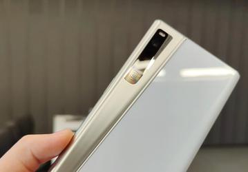 Первый в мире смартфон со сворачивающимся экраном — Oppo X 2021 — живьём на фото и видео