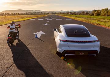 Кто быстрее, электромобиль или электромотоцикл? Porsche Taycan против Harley-Davidson LiveWire на треке