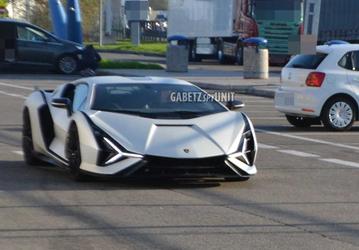 «Космолет» на дорогах общего пользования. Гибридный Lamborghini Sian PCF 37 засняли вживую