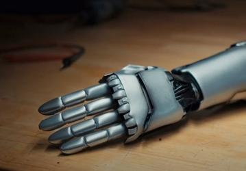 Бионическую руку из Cyberpunk 2077 получат реальные люди