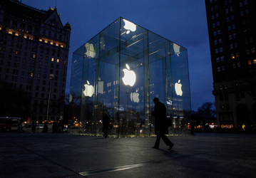 Apple снова закрывает магазины в разных регионах мира. В работающих магазинах действуют строгие правила