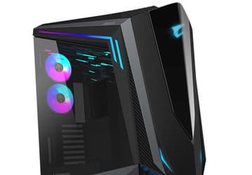 Плата в корпусе Gigabyte Aorus C700 Glass оказывается повернута на небольшой угол