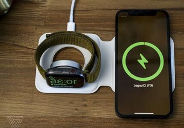 Apple начала продажи слишком дорогой и медленной MagSafe Duo в России и во всём мире 