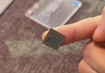 Qualcomm Snapdragon 888 на кончике пальца. Подборка живых фото новой флагманской платформы