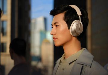 После анонса Apple AirPods Max упала цена на большие наушники Huawei FreeBuds Studio с бонусным браслетом Huawei Watch Fit в Великобритании