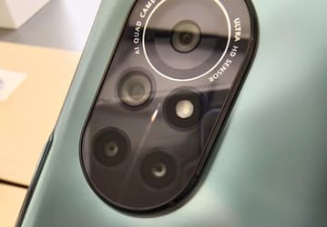 Новый Huawei позирует вживую. Качественные фотографии Huawei Nova 8 в разных цветах