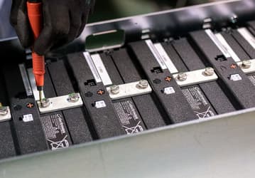 Цены на аккумуляторные батареи впервые оказались ниже 100 долларов за киловатт-час 