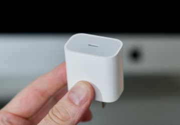 Apple заставили вернуть зарядные устройства в коробки с iPhone 12 в Бразилии
