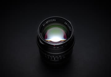 Объектив TTartisan 50mm f/1.2 предназначен для беззеркальных камер