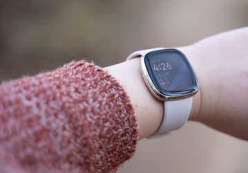 Fitbit предлагает бесплатную замену умных часов Sense