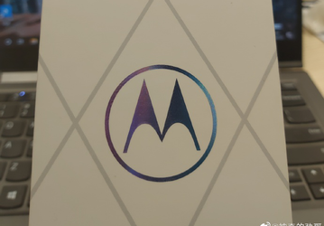 Фотография упаковки флагмана Motorola на базе Snapdragon 888