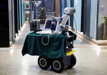 В Китае создан робот, помогающий в лечении больных COVID-19