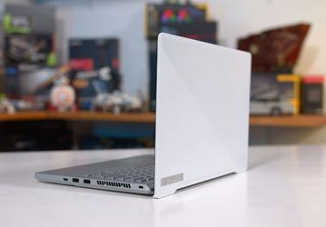 Интегрированный GPU Vega 8 поражает производительностью в играх. Даже GeForce MX250 далеко позади