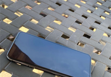 Настоящий iPhone 12 Pro без челки. Первые живые фото