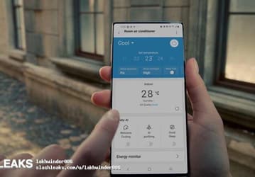 Samsung с подэкранной камерой в руках пользователя