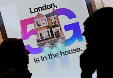 Связывая распространение коронавируса с 5G, в Великобритании поджигают вышки сотовых сетей и нападают на работников сотовых компаний