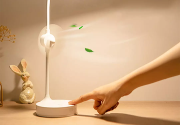 На площадке Xiaomi Youpin представлена настольная лампа Midea со встроенным вентилятором и зеркалом для макияжа