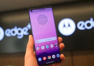 Флагманский смартфон Motorola EDGE+ с экраном-водопадом на первых качественных фотографиях