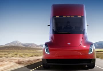 Tesla снова не успевает. Поставки грузовиков Semi перенесены на 2021 год