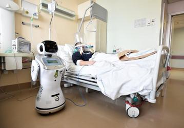В одной из итальянских больниц используют роботов, чтобы уменьшить контакты между врачами и пациентами