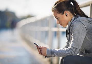 Беспроводные наушники Philips ActionFit дезинфицируются в футляре 