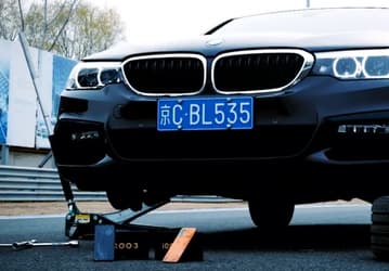 Что будет, если использовать смартфоны вместо тормозных колодок в BMW 530Li?