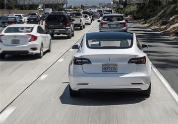 Автопилот Tesla станет умнее. Он научится распознавать сигналы светофоров и дорожные знаки