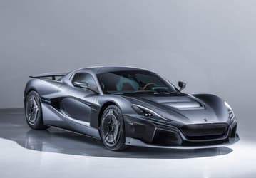 «Я ехал и плакал». Гонщик прокатился на электрическом гиперкаре Rimac C_Two