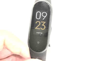 Прежний дизайн и система зарядки. Xiaomi Mi Band 5 показали на живых фото