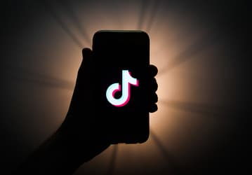 TikTok опередил по доходу YouTube, Tinder и Netflix. Только в апреле доход вырос в 10 раз