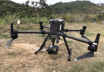 50 минут полета, камера FPV и передача сигнала на расстоянии 10 км. Это дрон DJI Matrice 300