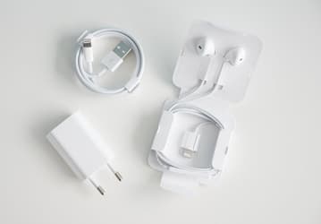 Новый iPhone SE заряжается катастрофически медленно. Покупка отдельного быстрого ЗУ ситуацию исправляет лишь отчасти