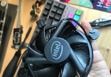 Оказалось, что у новых процессоров Intel «почернел» комплектный кулер