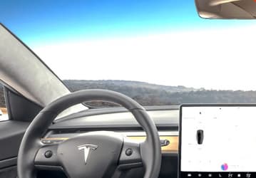 Так вот зачем в машинах Tesla будет использоваться салонная камера. Позже компания добавит возможность проведения видеоконференций
