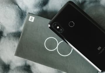 У двухлетних Poco F1 и Xiaomi Mi 8 тоже есть «рентгеновское» зрение