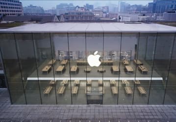 Стоило в Китае открыться фирменным магазинам Apple, как люди бросились покупать iPhone. Продажи в апреле ощутимо выросли