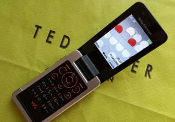 Прототип отменённого мобильного телефона Sony Ericsson W707 с тремя экранами всплыл на eBay