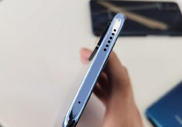 Стереодинамики и тройная камера. Семидюймовый Honor X10 Max позирует на живых фото