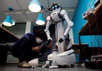 Робота Ugo, призванного справиться с убылью работоспособного населения Японии, приспособили для борьбы с коронавирусом