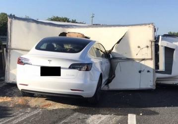 Очередная глупая авария при участии автопилота Tesla. Машина не увидела лежащий на дороге грузовик