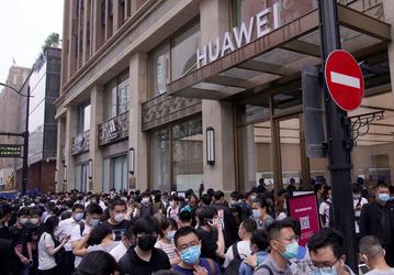Huawei и Apple померяются размерами флагманских магазинов. Новый магазин Huawei, похоже, пока лидирует