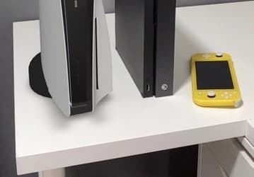 Гигант и лилипут. Sony PlayStation 5 и Xbox One X на одной фотографии