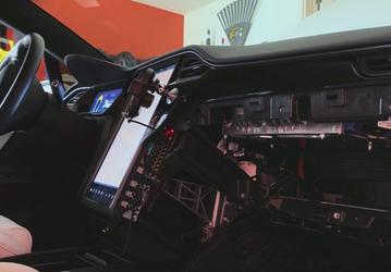 NHTSA расследует ситуацию с неисправностью в компьютерах электромобилей Tesla