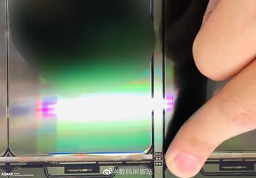 Экран iPhone 12 неприятно удивил огромной челкой на первом фото
