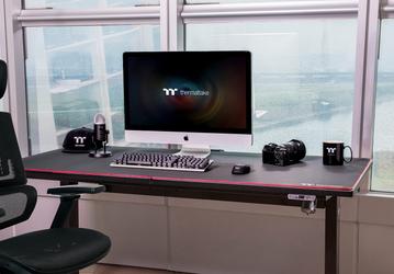 Коврик для мыши Thermaltake M900 XXL RGB поместится далеко не на каждом столе