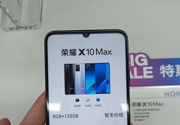 Первое фото огромного 7-дюймового Honor X10 Max в руках пользователя
