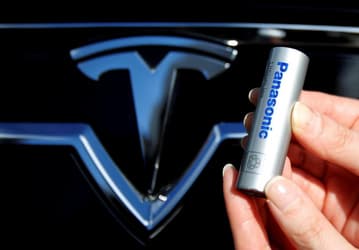 Panasonic рассчитывает повысить удельную энергоемкость аккумуляторов для Tesla на 20%