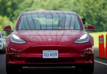 Автопилот Tesla стал «видеть» знаки ограничения скорости и не только