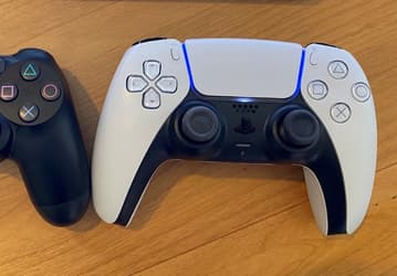 Геймпад DualShock 4 для PlayStation 4 сравнили с DualSense для PlayStation 5